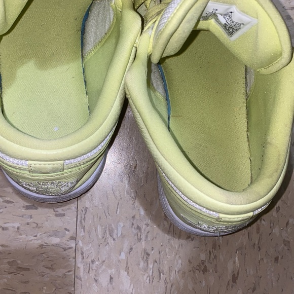 These are women's air jordan 1 low limelight. Size 12 in Women & 10.5 in MEN - Picture 7 of 8